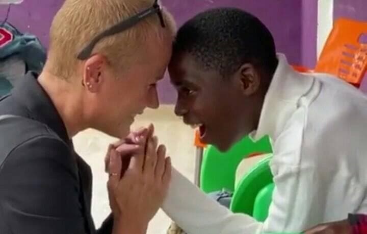 Xuxa e Sasha Meneghel mostram visita missionária na África e vídeo comove público: "Mãe e filha"
