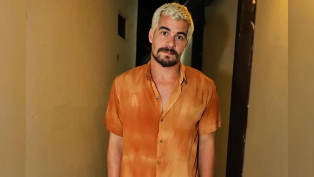 Thiago Martins é flagrado em momento íntimo na sacada e imagens viralizam