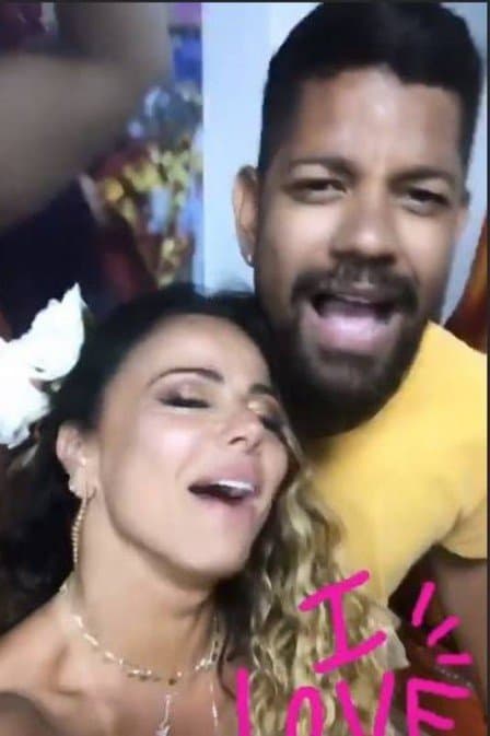 Viviane Araújo e o novo namorado durante ensaio da Salgueiro (Foto: Reprodução/ Instagram)