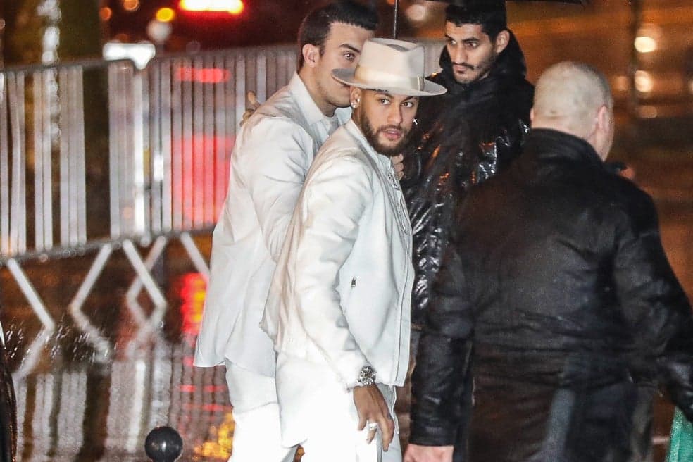 Babado! Neymar aproveita festa de aniversário e convida modelos gatas apontadas como affairs