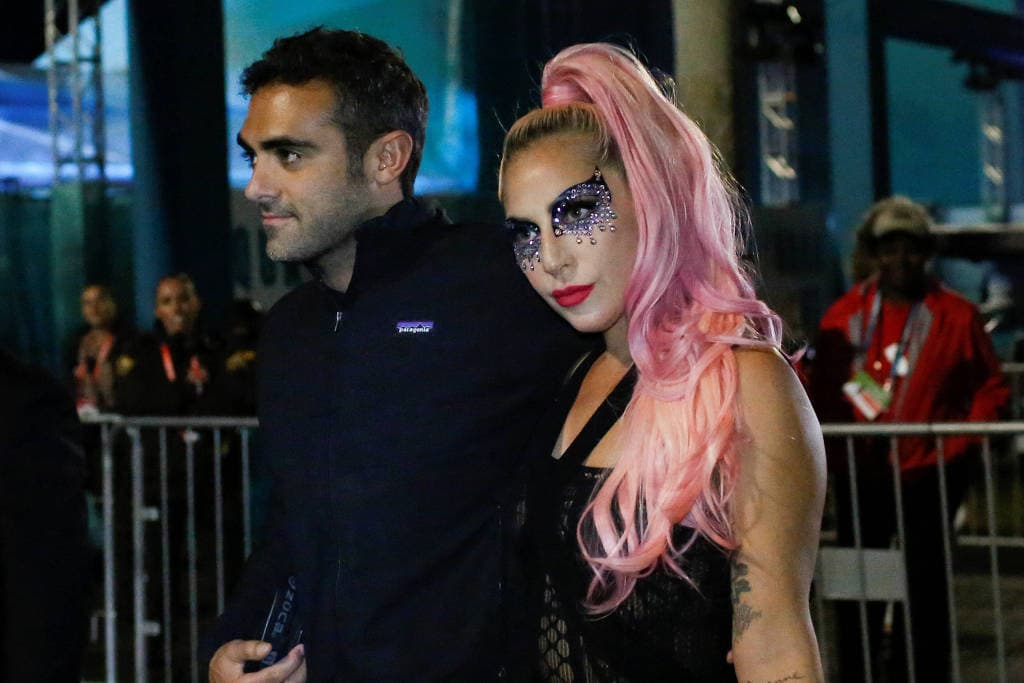 Lady Gaga e Michael Polansky sendo flagrados aos beijos (Foto: Reprodução)