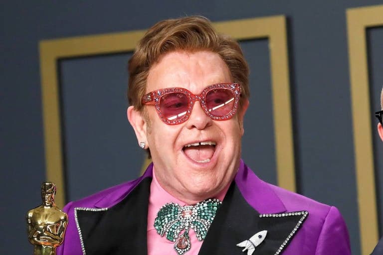 Após problemas de saúde, Elton John interrompe show às lágrimas e declara: "Sinto muito"