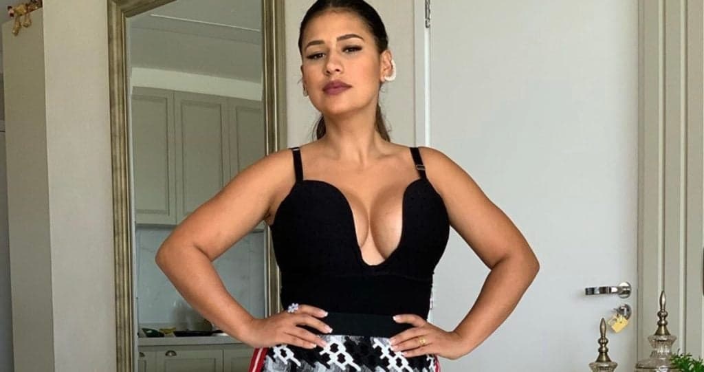 Eita! Simone, da dupla com Simaria, mostra demais e acaba pagando peitinho