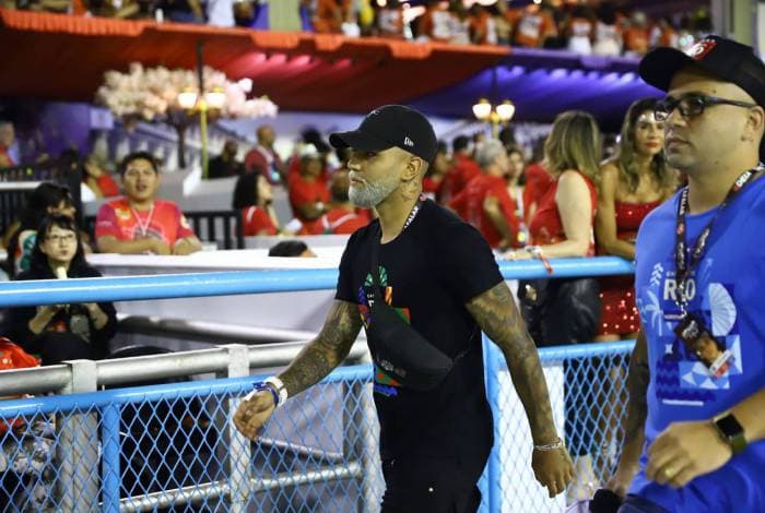 Gabigol surge irritado na Sapucaí e parte para cima de fotógrafo por conta de foto