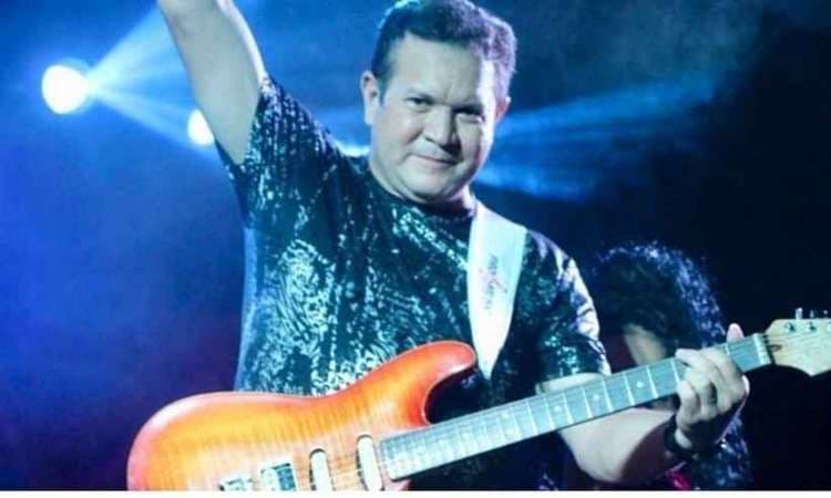 Fotos íntimas de Ximbinha com namorada gata vazam e músico é exposto