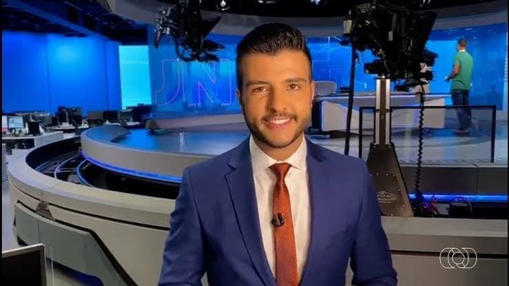 Âncora do Jornal Nacional surge em foto sem roupa com o namorado bonitão e espanta Globo: "Isolamento"