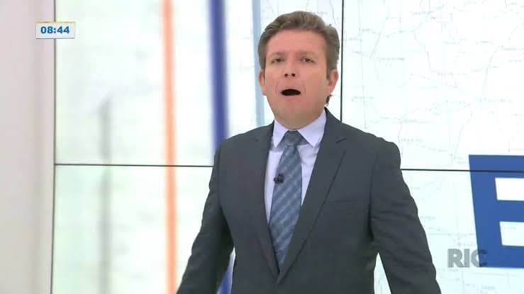 Apresentador da Record perde a linha e pede para tomar cachaça ao vivo