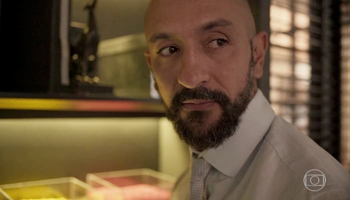 Amor de Mãe: Álvaro contrata atirador para matar Raul e arma plano diabólico em atentado