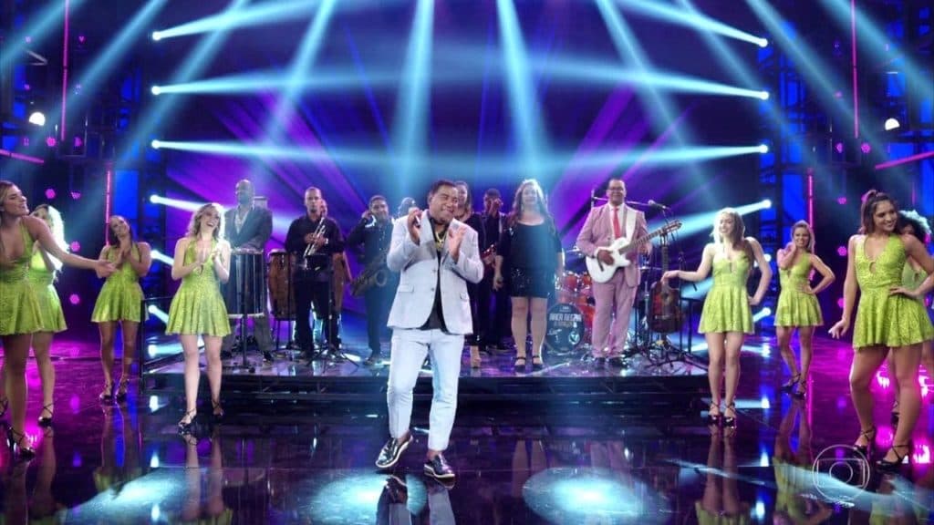 Raça Negra se apresenta no Faustão e público percebe vocalista muito bêbado: "Alcoolismo é doença"