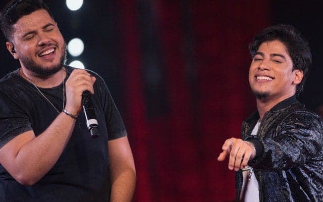 Cantor sertanejo Henrique sofre acidente grave e é retirado de carro em chamas