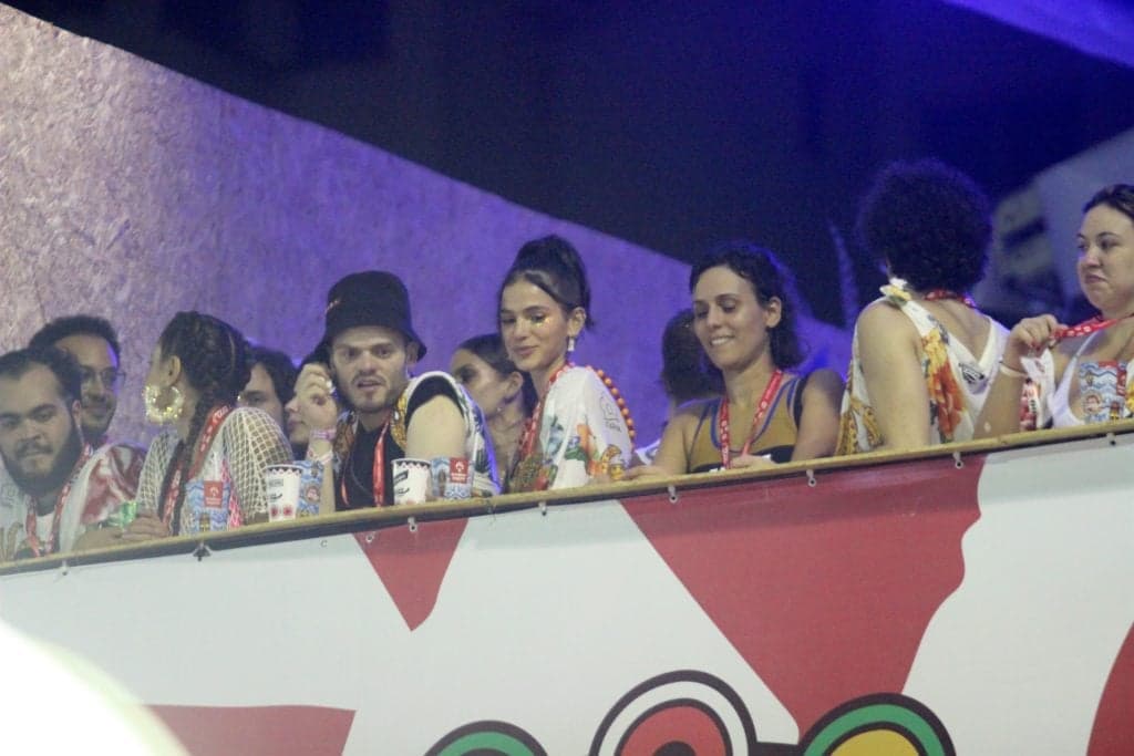 Bruna Marquezine se joga na farra e é flagrada muito bem acompanhada em camarote
