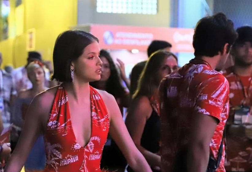 Agatha Moreira e Rodrigo Simas são pegos discutindo e atriz belisca o namorado no carnaval