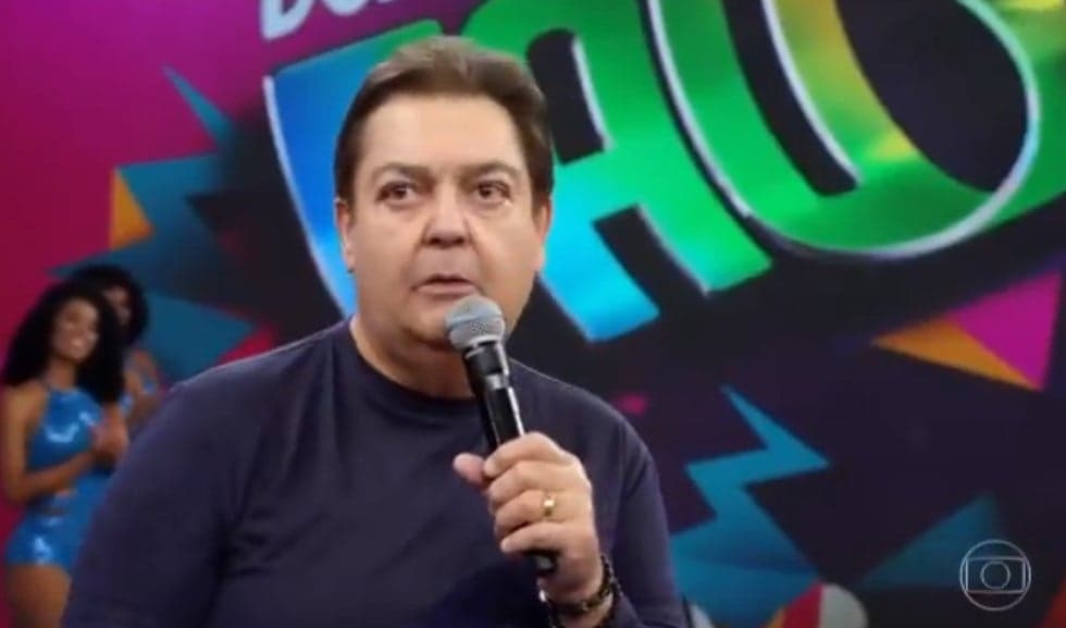 Faustão se descuida, acha que está fora do ar e dá recado ao vivo após decisão da Globo: “Não foi pro comercial?”
