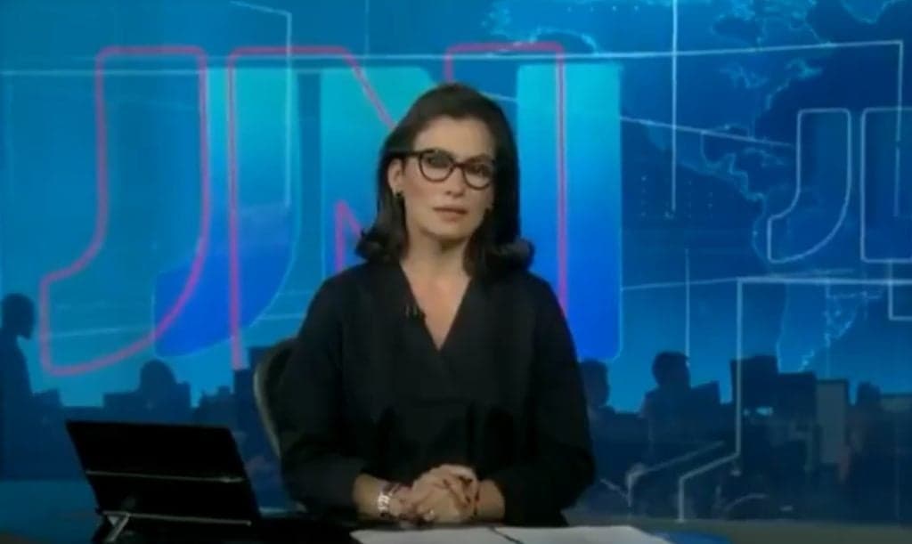 Renata Vasconcellos aparece abatida ao dar notícia no JN, púbico se assusta e observa "luto"