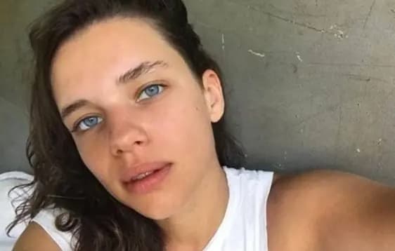 Em foto polêmica, Bruna Linzmeyer aparece sentada no vaso sanitário com as axilas cabeludas