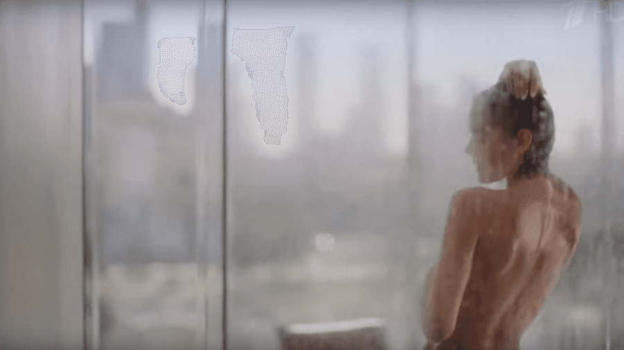 Bruna Marquezine aparece completamente nua durante banho ao lado de outras artistas