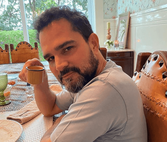 Luciano Camargo surge em foto íntima com a filha e faz revelação do passado: "desde que eram pequenas"