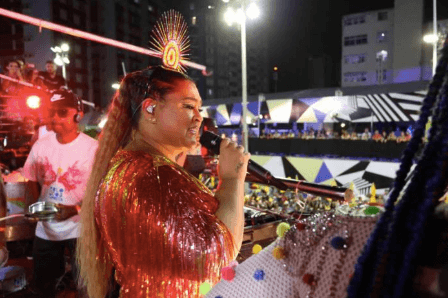 Preta Gil passal mal durante trio elétrico e precisa de pequena pausa