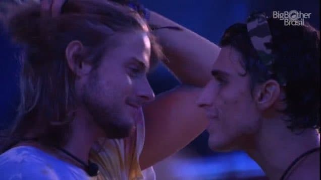 BBB20: Prior beija Daniel, se assume para o brother e novo casal gay vem à tona