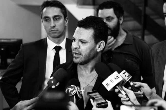 Eduardo Costa aparece segurando uma arma para divulgação do filme "Fora da lei" em que irá participar