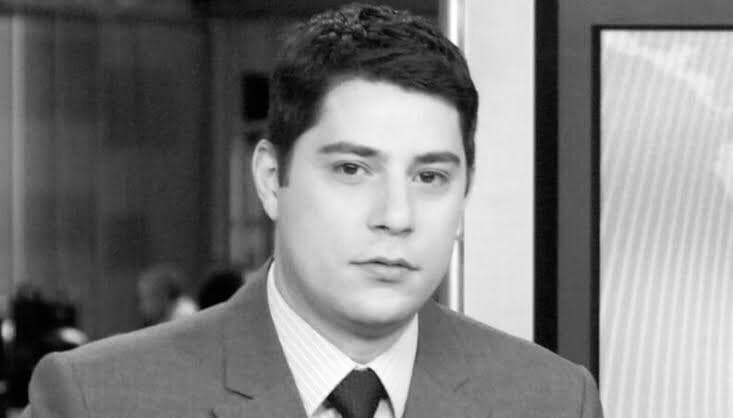 Evaristo Costa é "algemado", vai parar na "cadeia" e é salvo por jornalista da Globo
