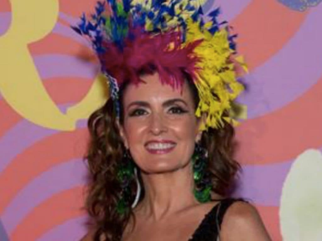 Após deixar calcinha à mostra ao vivo na Globo, Fátima Bernardes surge com decote cavadíssimo em festa