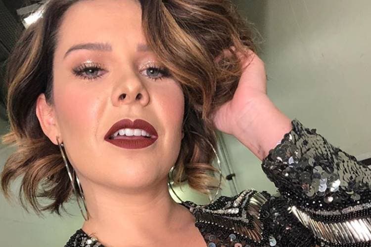Ousadíssima! Fernanda Souza divulga foto sem sutiã e enlouquece público após mostrar demais