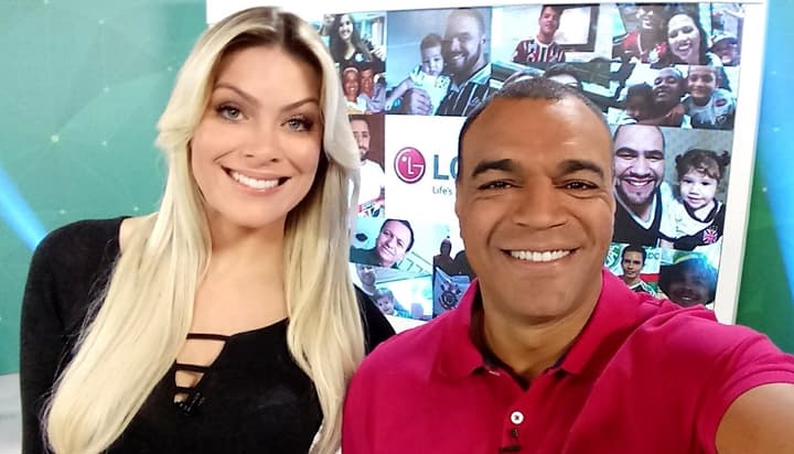 Com relação exposta, Renata Fan e Denílson aparecem juntos em clima íntimo no sofá