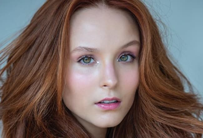 Larissa Manoela pega todos de surpresa e aparece como ela 'veio ao mundo' em foto