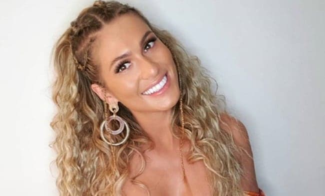 Lívia Andrade aposta em fantasia dourada sexy e chama atenção de todos durante ensaio para o Carnaval