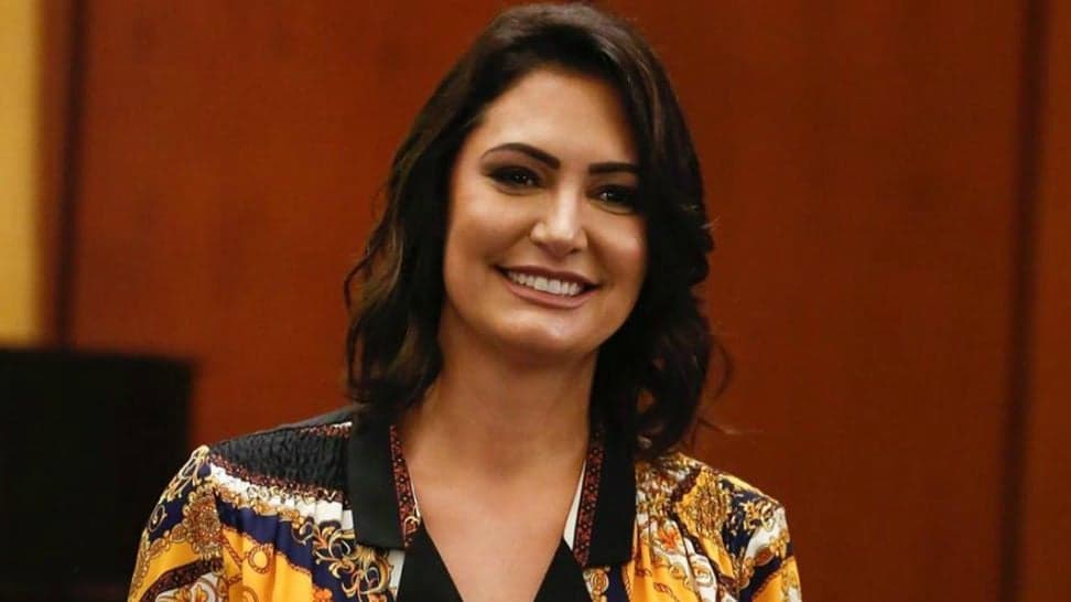 Gêmeas? Michelle Bolsonaro surge em foto rara ao lado das irmãs e semelhança chama a atenção