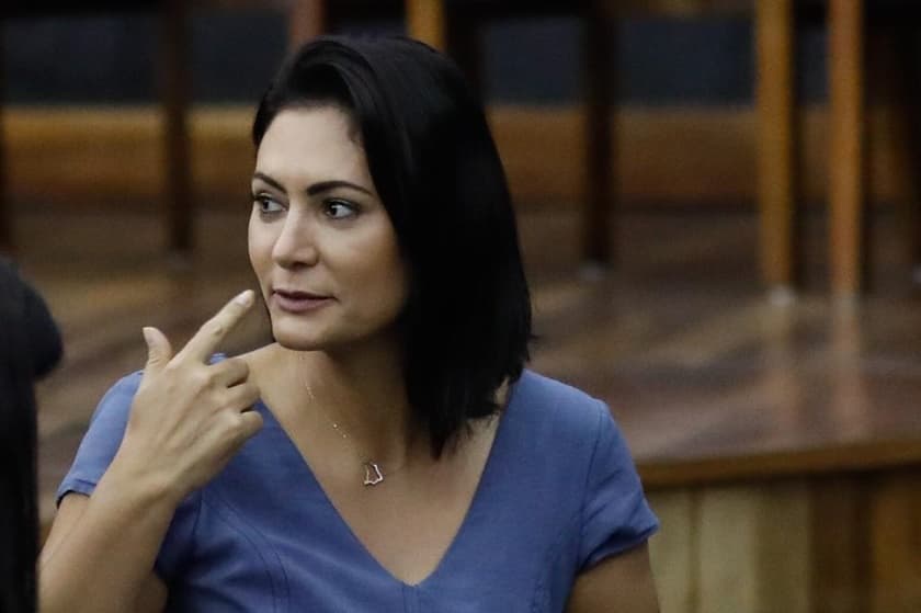 Michelle Bolsonaro aparece pela primeira vez após cirurgia e detalhe chama atenção