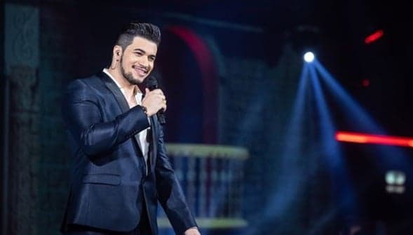 Passada! Cantor sertanejo aparece excitado em foto com passistas e fãs ficam incrédulos: “Está duríssimo”