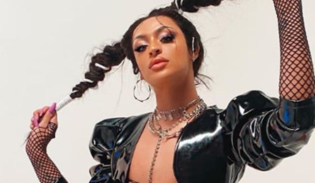 Pabllo Vittar usa look transparente e deixa tudo à mostra: "É fininha"