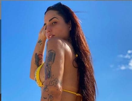 Após perder mais de 20 kg, Perlla surge de biquíni minúsculo e assusta com mudança radical