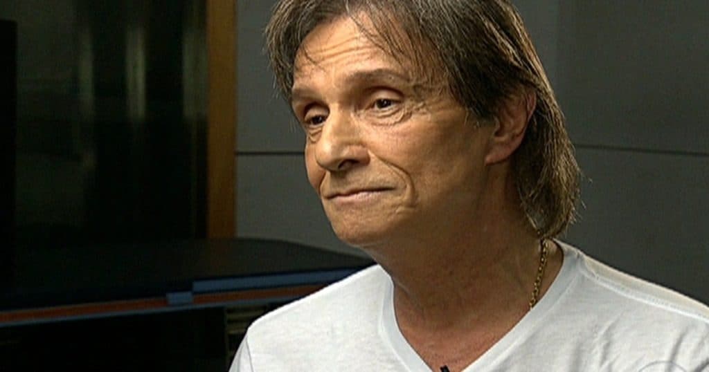 Após gritar e xingar fã em público, Roberto Carlos decreta ordem assustadora: "Curvar a cabeça"