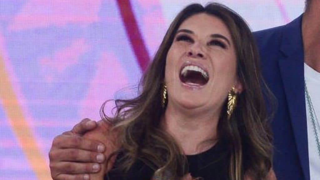 Rebeca Abravanel coloca ponto final em boataria sobre casamento e toma atitude no SBT: "Até que se segura"