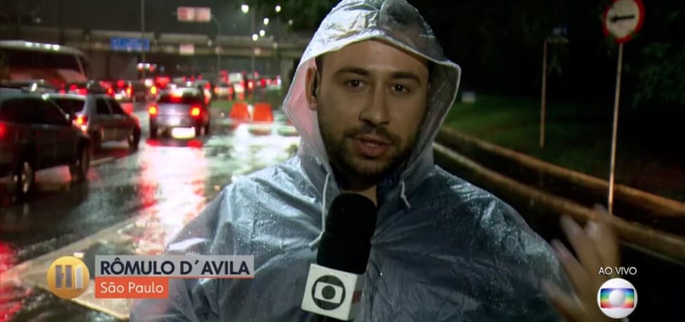 Repórter da Globo interrompe reportagem ao vivo e ajuda idoso em meio a alagamento