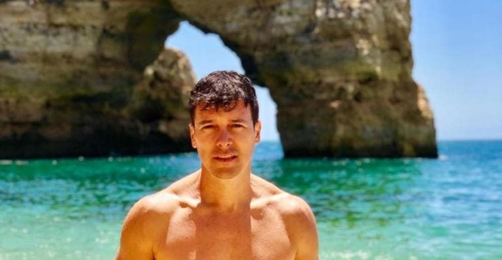 Uau! Rodrigo Faro posa de sunga, deixa volume do “menino” evidente e assusta: “Para quê tão grande?”