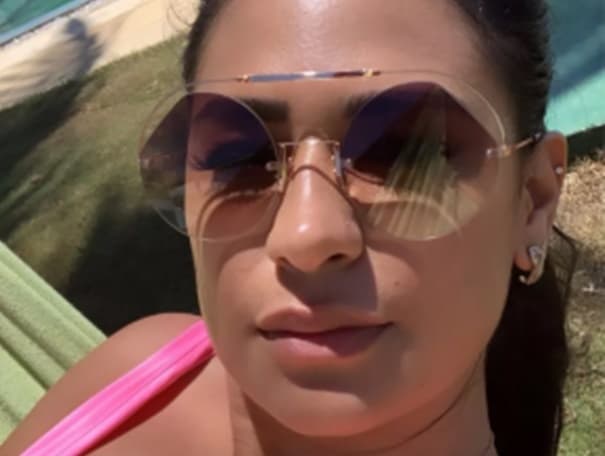 Simone abusa no neon e aparece com maiô super decotado; confira