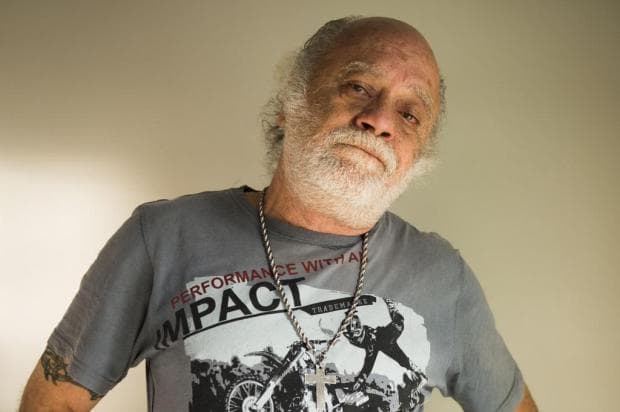Tonico Pereira fala sobre luta contra o uso do cigarro e conta que fuma desde os 8 anos de idade: "Vício maldito"