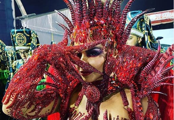 Viviane Araújo brilha no desfile da Mancha Verde e fantasia sexy minúscula é destaque