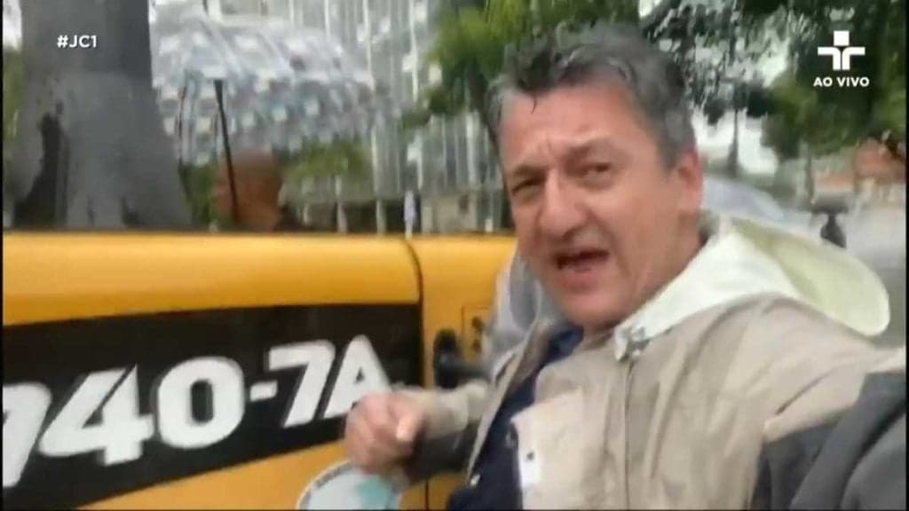 Apresentador é carregado por trator e aparece de galocha no ar