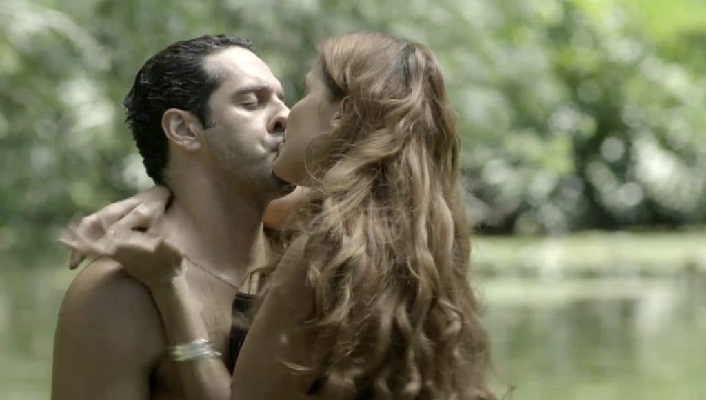 Salve-se Quem Puder: Alexia toma porre, nada em chafariz e acaba se atracando com Zezinho