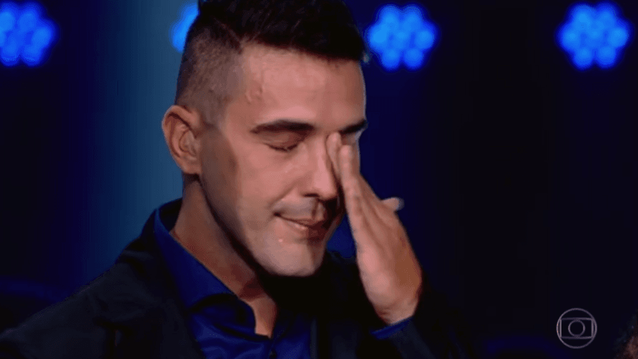 Escândalo! Após ser flagrado curtindo com amigos em bar, André Marques se explica e dá sua versão: "Trabalho"
