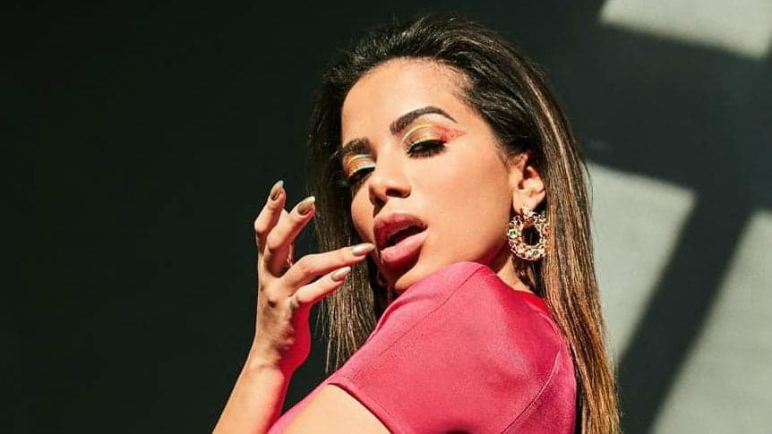 Chocada! Anitta perde o controle, tira a roupa ao vivo e mostra demais: "Perdeu a vergonha"