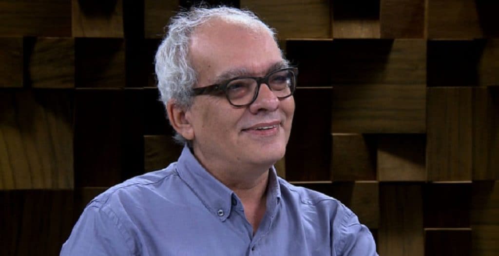 Apresentador da Globo surta e rebate comentário de hater: "Só sabe falar m***a"
