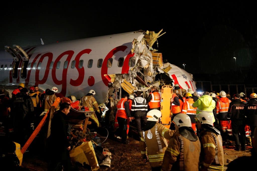 Urgente! Avião com 183 pessoas a bordo se parte em três