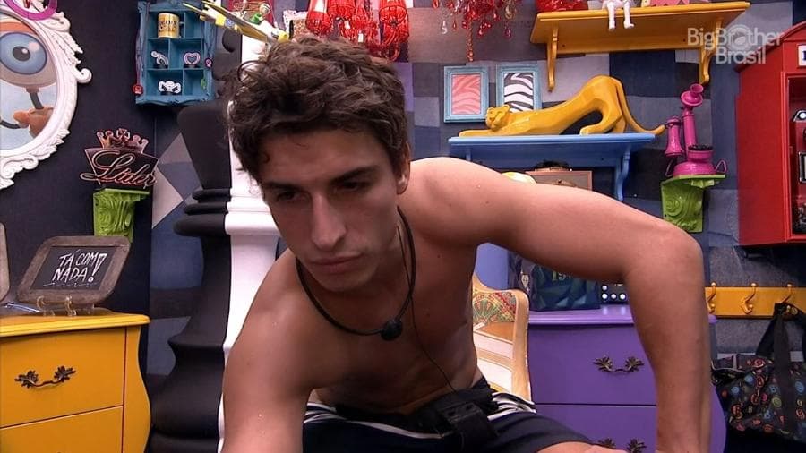 BBB20: Felipe beija Pyong dormindo, é chamado às pressas no confessionário e ele resolve falar após festa