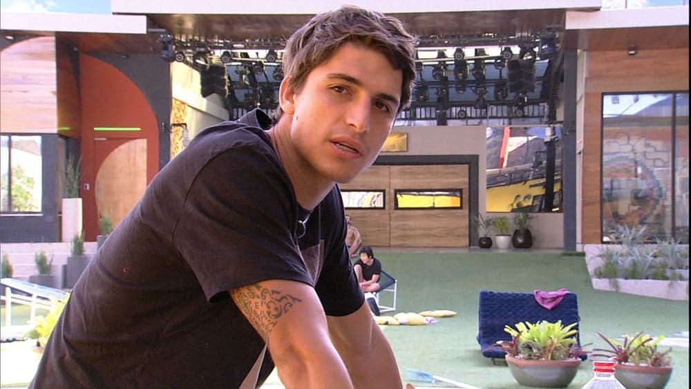 Após levar sermão no BBB, Prior detona Babu e colega dispara: "Muito falso"